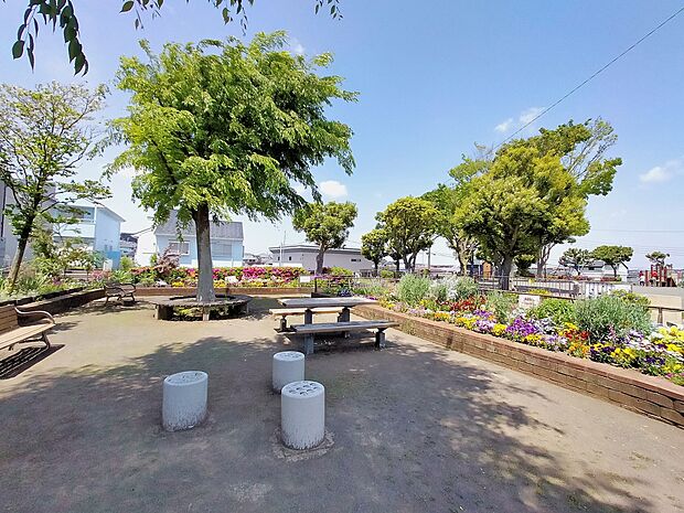 上永谷中里公園 290m 道路を挟んでテーブル付きベンチがある休憩場と、遊具スペースに大きな広場がある公園。