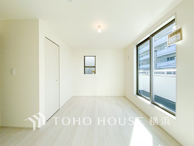 明るく開放的な空間が広がるLDK。室内には豊かな陽光が注ぎ込み、爽やかな住空間を演出。