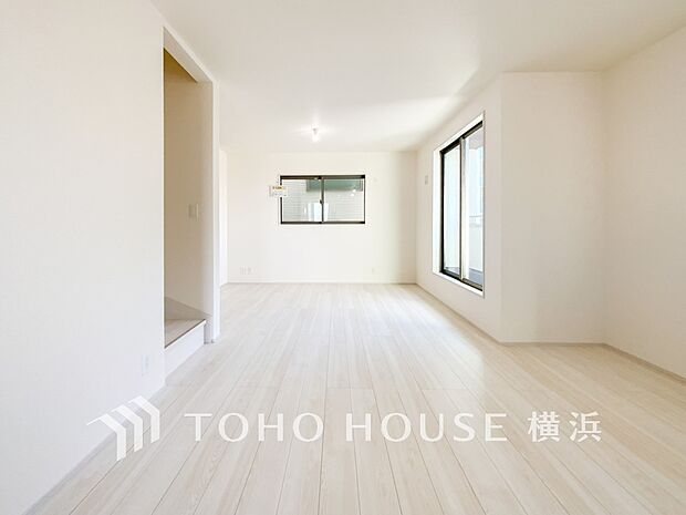 開放感あるリビングダイニング。ご家族とのんびりしたひと時を過ごせますね。(2号棟)