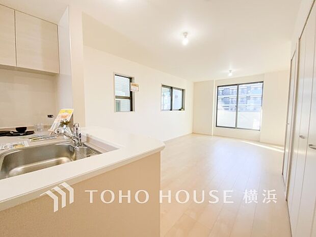 明るく開放的な空間が広がるLDK。室内には豊かな陽光が注ぎ込み、爽やかな住空間を演出。