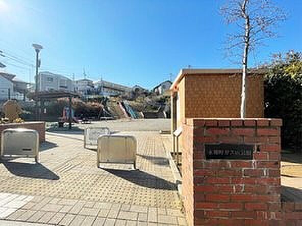 本郷町ガス山公園　260m　斜面を活かした長い滑り台が子どもたちに人気の公園です。健康遊具もあり、幅広い年代の方が憩える公園。 