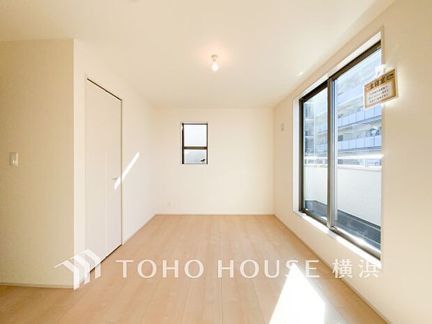 明るく開放的な空間が広がるLDK。室内には豊かな陽光が注ぎ込み、爽やかな住空間を演出。