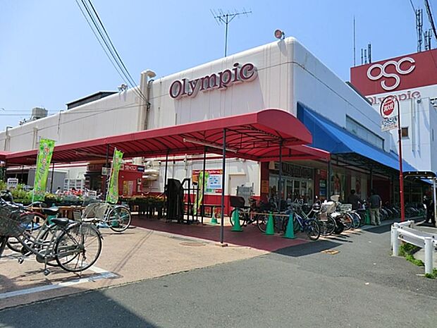 Olympic川崎鹿島田店 700m 食品類、家庭用品、インテリアなど豊富な品揃え。フードコートや専門店も入り、お買い物がしやすいお店。