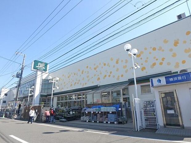 Fuji鳥山店 600m 1階では鮮度に拘った生鮮食品、2階では衣料品や薬を販売しています。