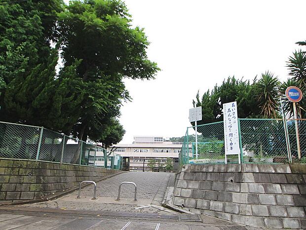 横浜市立城郷小学校 900m 徒歩11分。小学校が近いのは子育てファミリーにもおすすめのポイント。