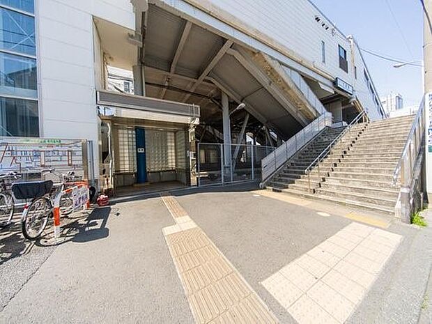 京浜急行逗子線「六浦」駅 320m 駅の周辺にはお買い物施設が多数あり、大変便利です。鎌倉や逗子にも近く、観光もしやすい。