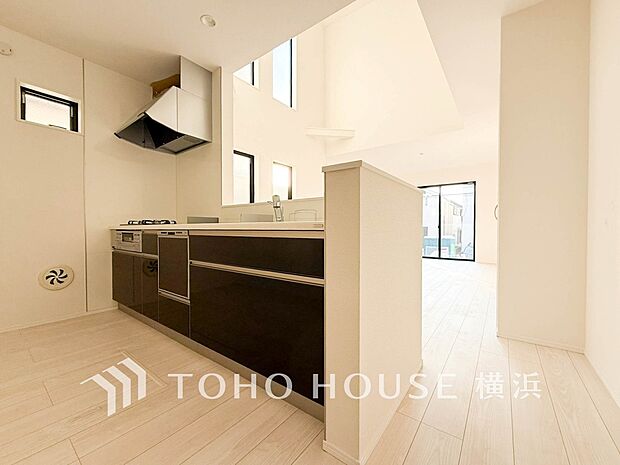 機能性とデザイン性を兼ね備えたシステムキッチン。リビングとの一体感も考慮され、美しい空間が実現。