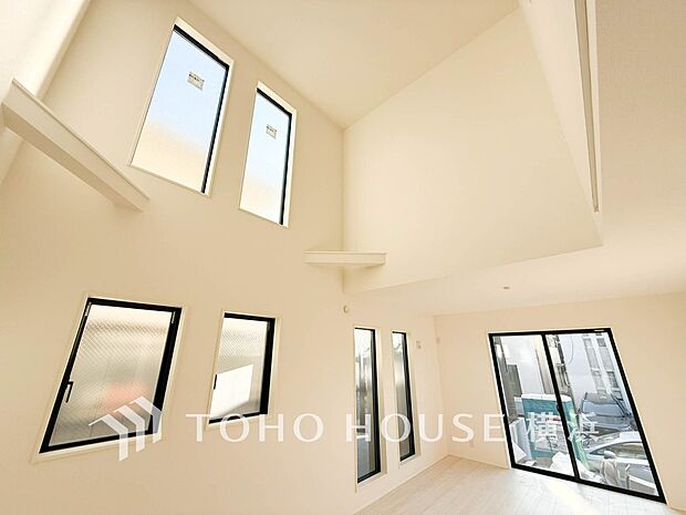 吹き抜け。こだわりの室内には至福のシーンが繰り広げられます。