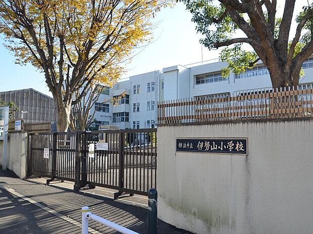 横浜市立伊勢山小学校 160m