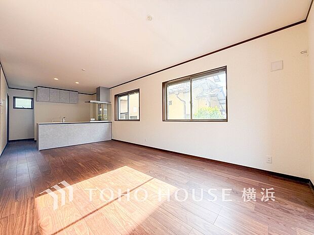 光と風があふれる開放的なリビングダイニングには自然と家族みんなが集まってきます。