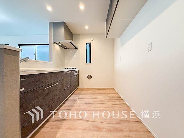 明るい自然光が入るキッチン。家族そろってキッチンに立っても調理がしやすく余裕の広さ。