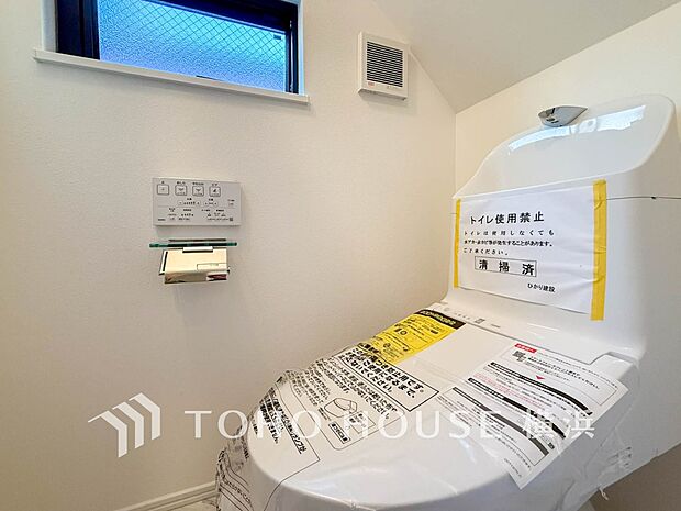 換気と明るさに配慮した、清潔感溢れるトイレ。落ち着いた空間で安らぎのひとときをお過ごしいただけます。