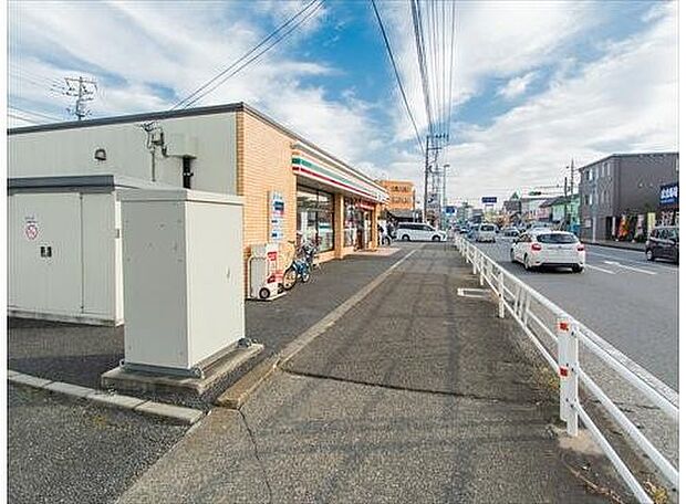 セブンイレブン大和下鶴間宿店　450m　24時間営業。近くにあるとちょっとした買い物にも便利ですね。 