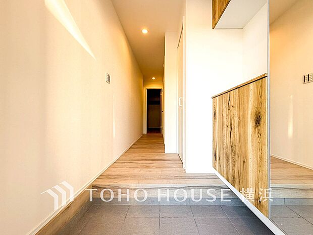 上質感漂う玄関と廊下。居住者の帰り、訪れる方を優しく迎えてくれます。