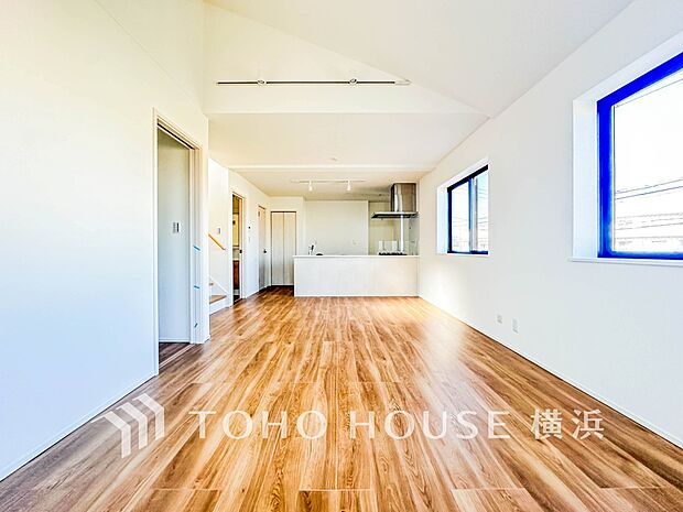 明るく開放的な空間が広がるLDK。室内には豊かな陽光が注ぎ込み、爽やかな住空間を演出。