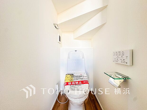 換気と明るさに配慮した、清潔感溢れるトイレ。落ち着いた空間で安らぎのひとときをお過ごしいただけます。