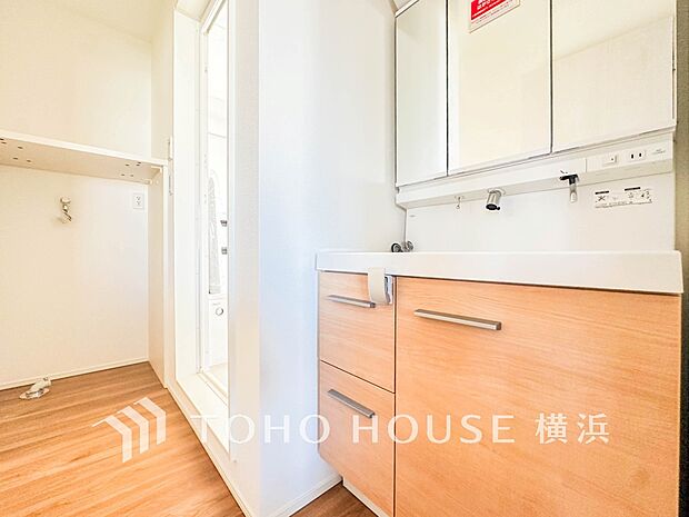 収納たっぷりの洗面台。毎朝身支度で活躍するスペースです。