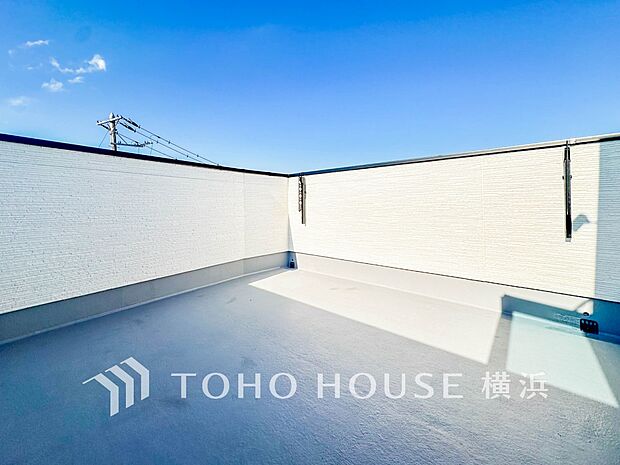 大空と眺望を心ゆくまで楽しめます。広々としたオープンエア空間が開放感あふれる毎日を演出。