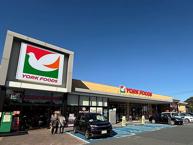 ヨークフーズ六浦店 350m 首都圏を中心に展開するセブンアンドアイグループが展開する食品スーパー。お肉やお野菜もお安く提供。