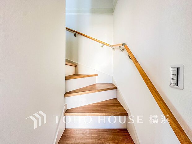 各フロアを結ぶ階段。集いの空間と一人の時間を楽しむプライベートルームをバランスよく繋いでいます。