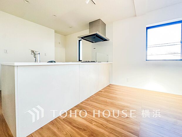 対面キッチンでリビングのご家族と会話を楽しみながらお料理できます。