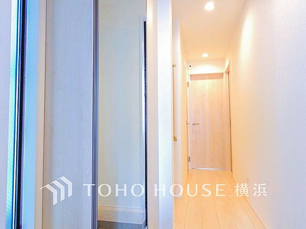 清潔感漂う廊下。各お部屋をつなぐ主要空間として美しく存在しています。