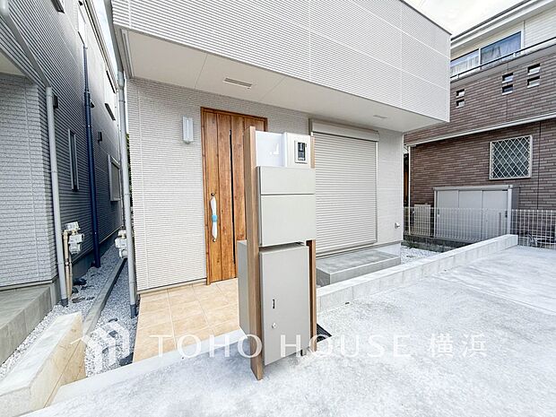 帰宅されるご家族や訪れる方を優しく迎え、安らぎに満ちた生活空間を予感させてくれます。（1号棟）