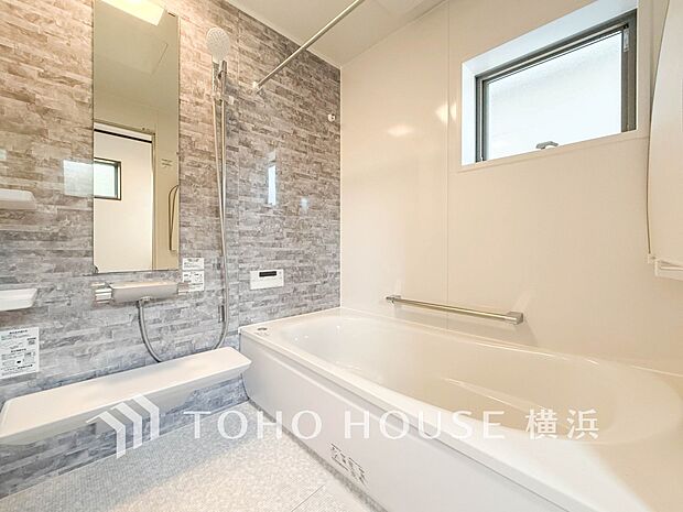 一日の疲れが癒される優雅な時間を堪能できるゆとりあるバスルームです。(1号棟)