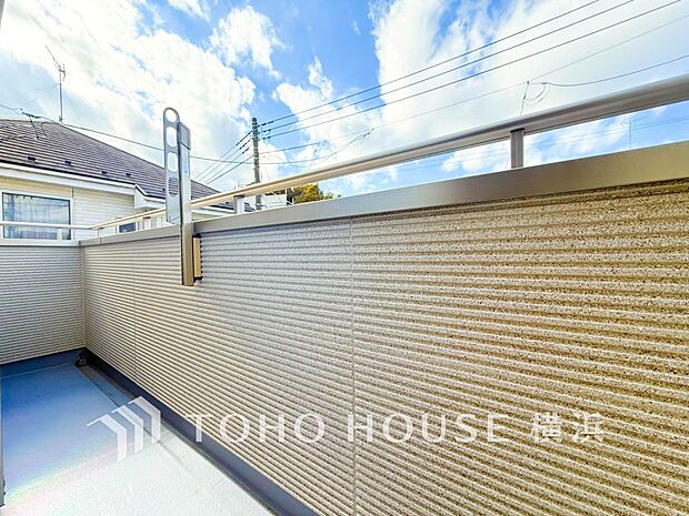 お部屋にも爽やかな風と暖かく柔らかな日差しが差し込み、毎日の暮らしを豊かに彩ります。（1号棟）