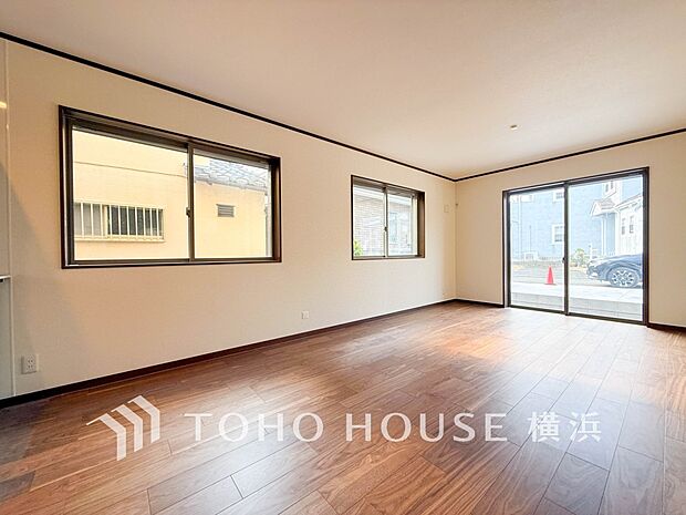 忙しい朝でも、しっかり家族が揃って食事をして頂けるゆとりある大きさのダイニングスペース。(1号棟)