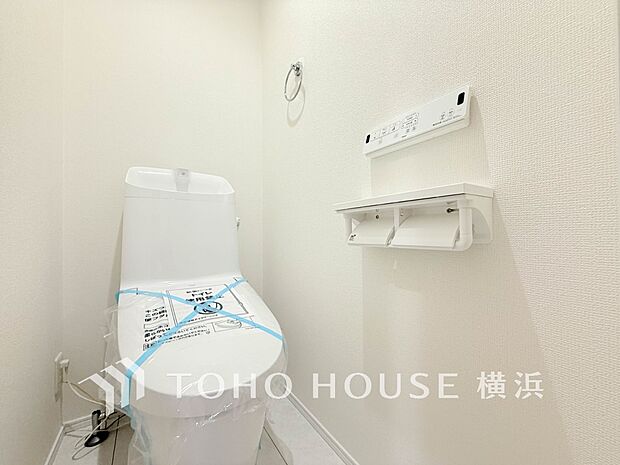 清潔感溢れるトイレ。落ち着いた空間で安らぎのひとときをお過ごしいただけます。