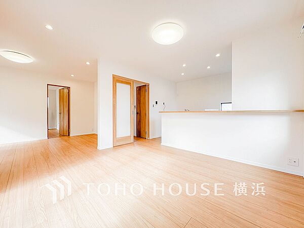 明るく開放的な空間が広がるLDK。室内には豊かな陽光が注ぎ込み、爽やかな住空間を演出。
