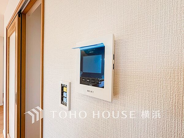 誰が来てもわかる様にモニター付きインターホンを設置。快適と安らぎを合わせた優しい設計。