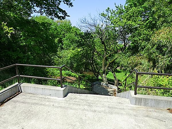 飯島南公園　1200m　高台に立地する見晴らしの良い公園。天気の良い日には富士山を遠望する美しい眺めが広がります。