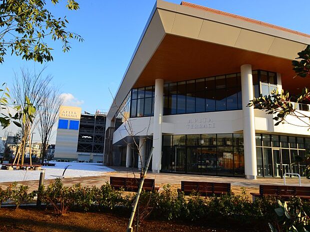 アピタテラス横浜綱島　220m　『素敵』と『快適』が揃う、アピタ食品館と60の専門店。ご家族揃って楽しめます。 