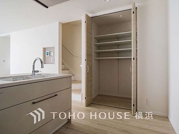 パントリーには缶詰や調味料などの食品類、かさばるペーパーやラップ類をまとめて収納できます。