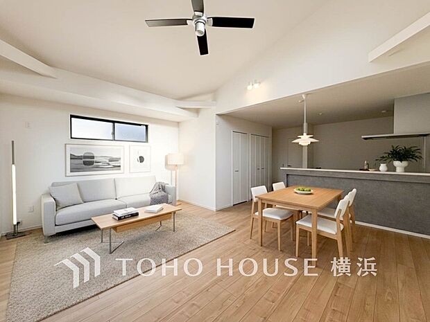 広々としたリビングは、シックでモダンな内装。(家具はAI加工です)