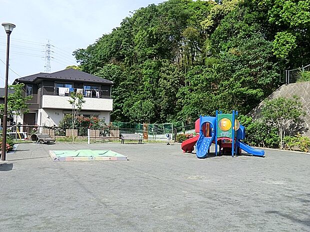 駒岡堂ノ前公園 850m 駒岡堂ノ前古墳に隣接する小さな公園。小さなお子様が遊べそうなカラフルな滑り台がシンボルです。