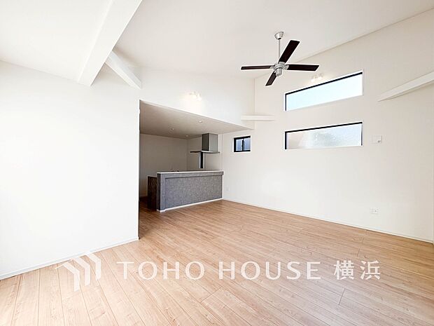 忙しい朝でも、しっかり家族が揃って食事をして頂けるゆとりある大きさのダイニングスペース。