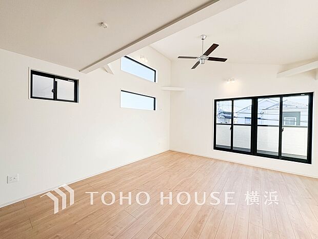 柔らかな色合いのフローリングと清潔感の溢れるクロスが明るい空間を創り出しているリビングダイニング。