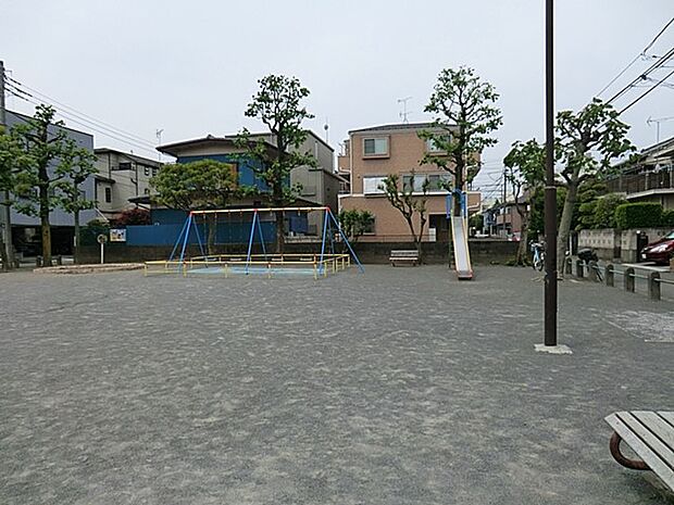 上平間公園　1300m　住宅街に立地する見通しの良い公園。お子様の毎日の遊び場におススメです。 