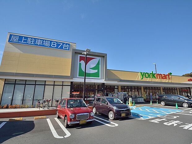ヨークフーズ戸塚深谷町店　350m　毎日の暮らしを彩る食料品が品揃え豊富に揃います。駐車場124台完備。 