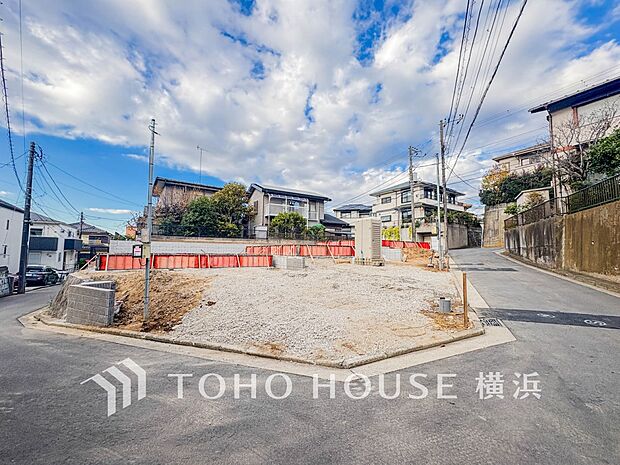 敷地内に駐車スペースがあると、日々の暮らしのをスムーズに運ぶ事が出来ます。(2025年11月撮影)