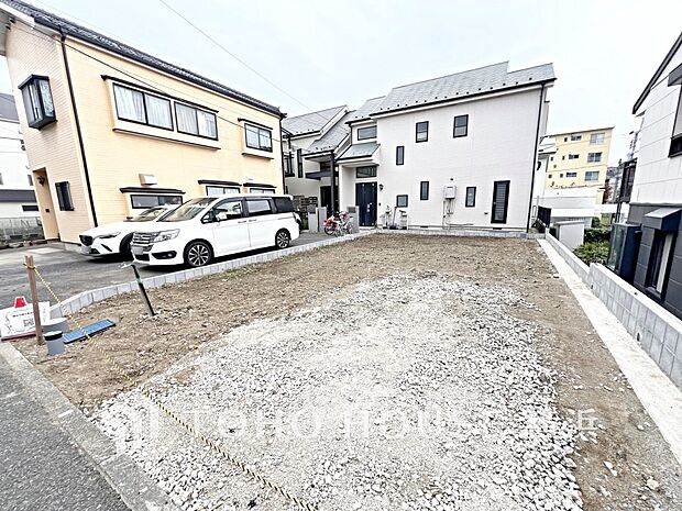 敷地内に駐車スペースがあると、日々の暮らしのをスムーズに運ぶ事が出来ます。(2025年11月撮影)