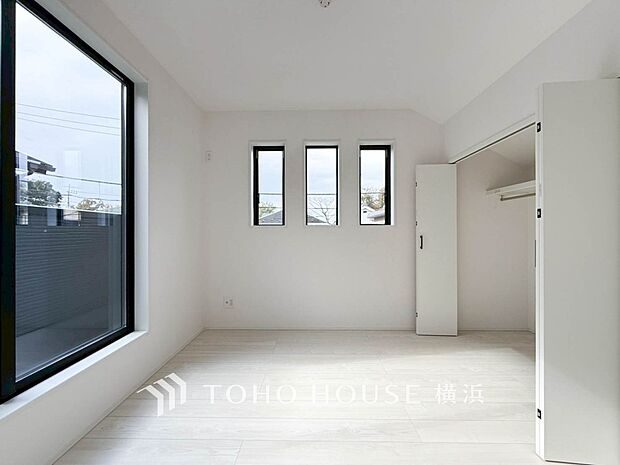 通風・採光にも優れ、心地よい光と風があふれています。プライベートな自分時間を快適に過ごせるお部屋。