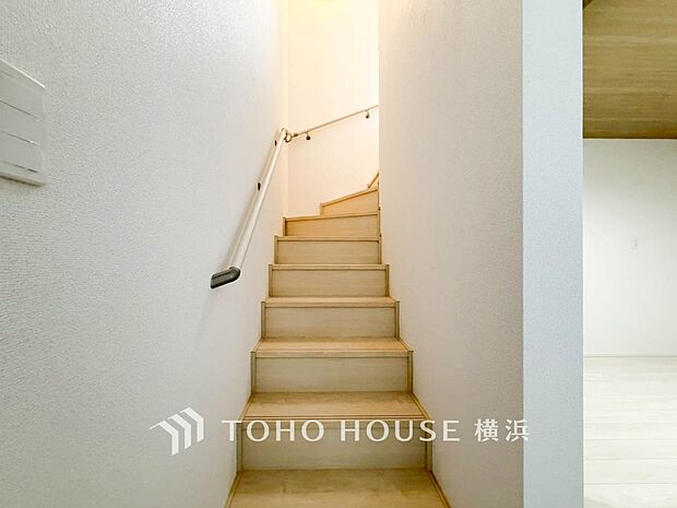 各フロアを結ぶ階段。集いの空間と一人の時間を楽しむプライベートルームをバランスよく繋いでいます。