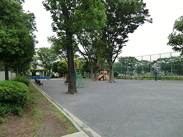 東本郷第三公園 260m 緑の木々に囲まれた明るい公園。遊具も多く、野球ができる多目的グラウンドが併設されています。