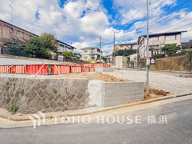 表現された空間は豊かな光と風を纏い、暮らしの時間を豊かにしてくれます。（2025年11月撮影）