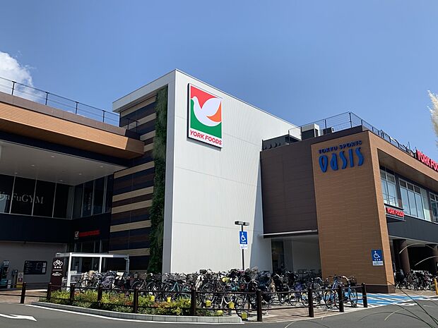 ヨークフーズ上大岡店　650m　セブン＆アイ・ホールディングスの食品スーパー。テナントにスポーツクラブ、保育所などが入っています。 