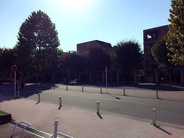 上大岡公園　650m　お子様が楽しめる遊具がある公園。ヨークフーズ上大岡店の向かいにあります。 